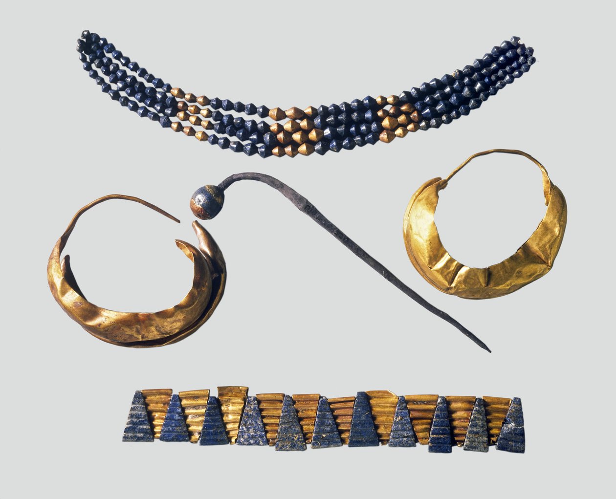 Sumér ékszerek a híres "halotti gödrök" egyikéből az iraki Ur királyi temetőjében, Kr.e. 2500 körül (arany és lapis lazuli). alkotó: Sumerian