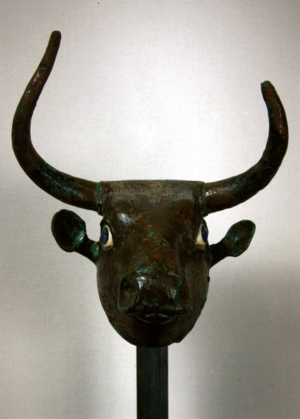 Bikafej, királyi sumér felirattal, tartó bútornak vagy hárfának, restaurálás után, Telloh (ókori Girsu) kora dinasztikus időszakából, ie 2500-2400 körül (réz, kagyló és lapi alkotó: Sumerian