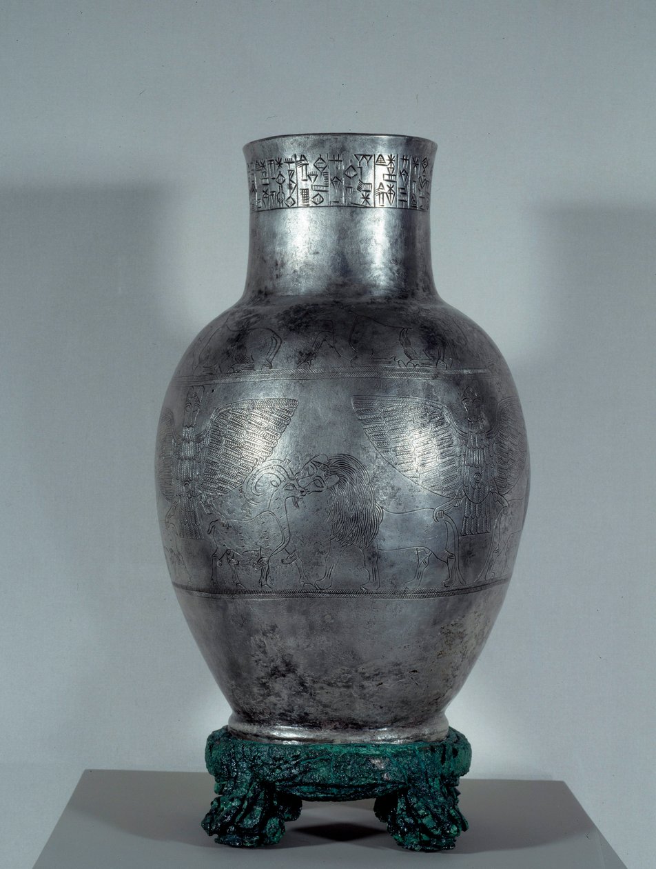 Mezopotámia: Entemena váza sírezüstben motívumokkal és ékírással (Eannatum unokaöccse és második utóda). Nyári időszak (Kr. e. 2900-2200). Kr.e. 2400. V 0,35x0,18 m Párizs, Louvre Múzeum alkotó: Sumerian Mesopotamian School