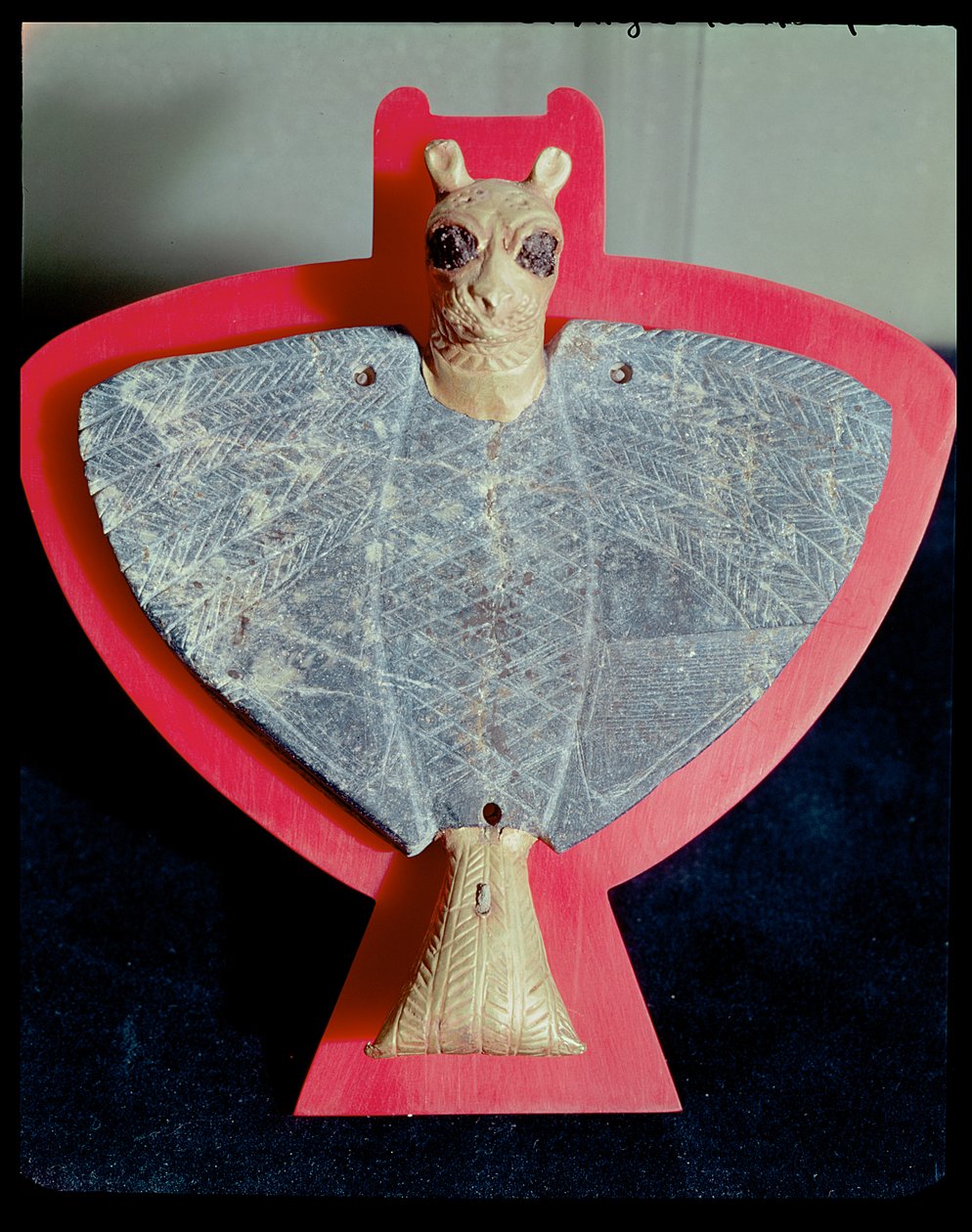 Oroszlánfejű sas formájú mellvért Tell Haririből (ókori Mari) Kr.e. 2500 körül (arany, réz, bitumen és lapis lazuli). alkotó: Sumerian