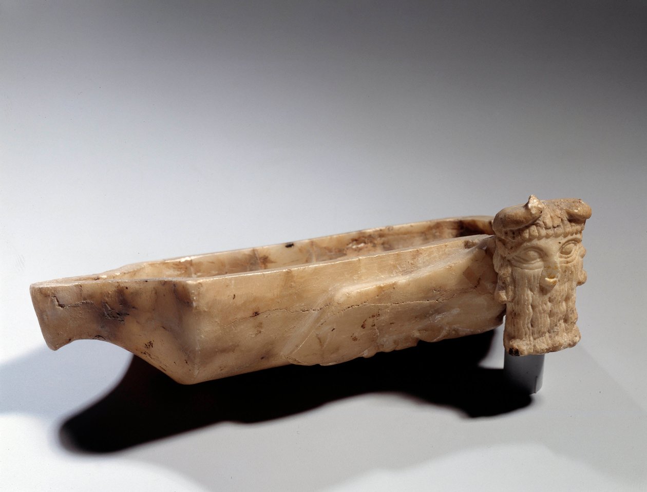 Mezopotámia művészete: Androcephal bikával (albatre) díszített lámpa sumér korszakban (Kr. e. 2400 körül). Párizs, Musee du Louvre alkotó: Sumerian Mesopotamian School