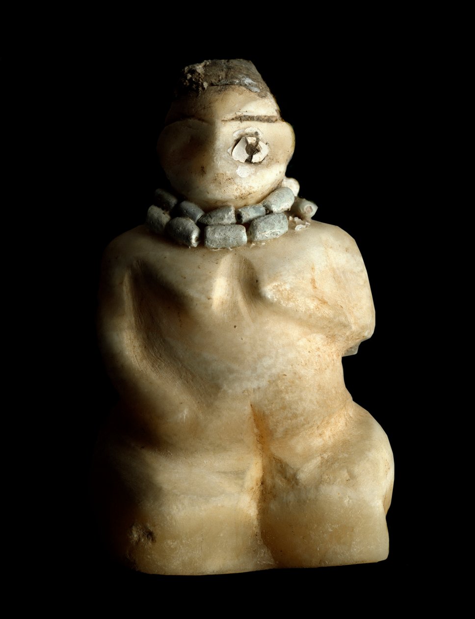 Basse-Mezopotámia, Irak, sumer művészet: térdelő nő szobra albatrában Tell es-sawwan (es Sawwan) helyéről. Kr.e. 3000. Homályos. 9,4 cm Bagdad, Iraki Nemzeti Múzeum - Alsó-Mezopotámia, Irak, Sumér művészet: térdelő nő alabástrom figurája alkotó: Sumerian Sumerian