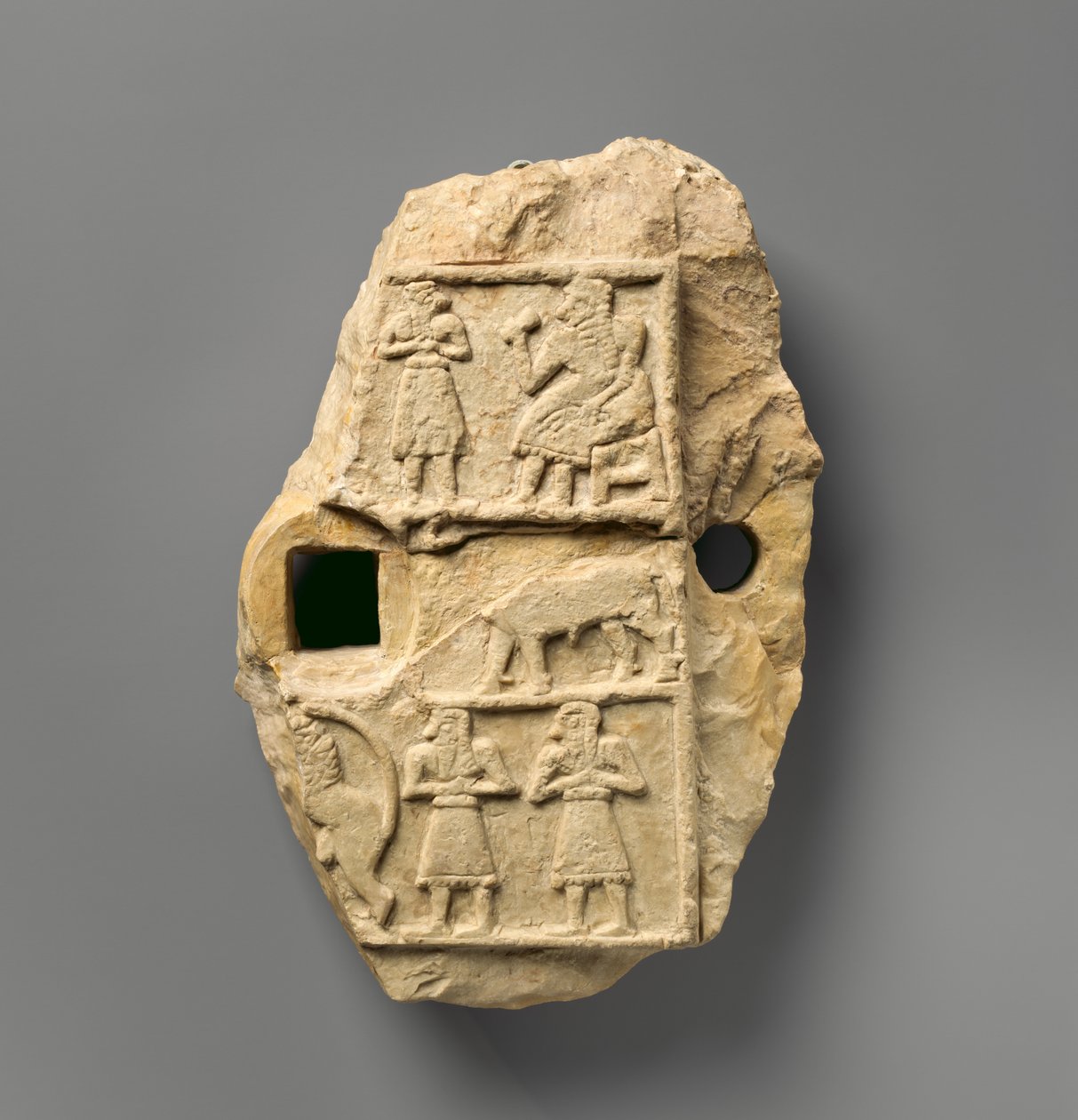 Domborműves tábla bankettjelenettel, Kr.e. 2600–2500 (gipsalabástrom) alkotó: Sumerian Sumerian