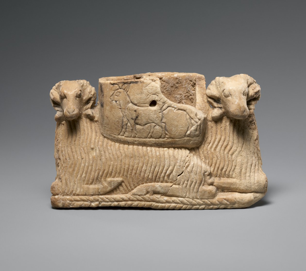 Két kos által megtámasztott hajó, c. Kr.e. 2600–2500 (gipsz-alabástrom) alkotó: Sumerian Sumerian