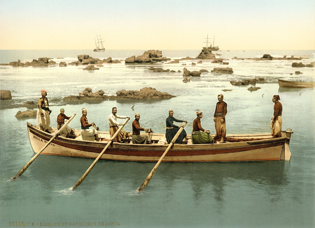 Hajó emberekkel evezés Jaffa kikötőjében, 1880-1900 körül (photochrom) alkotó: Swiss Photographer