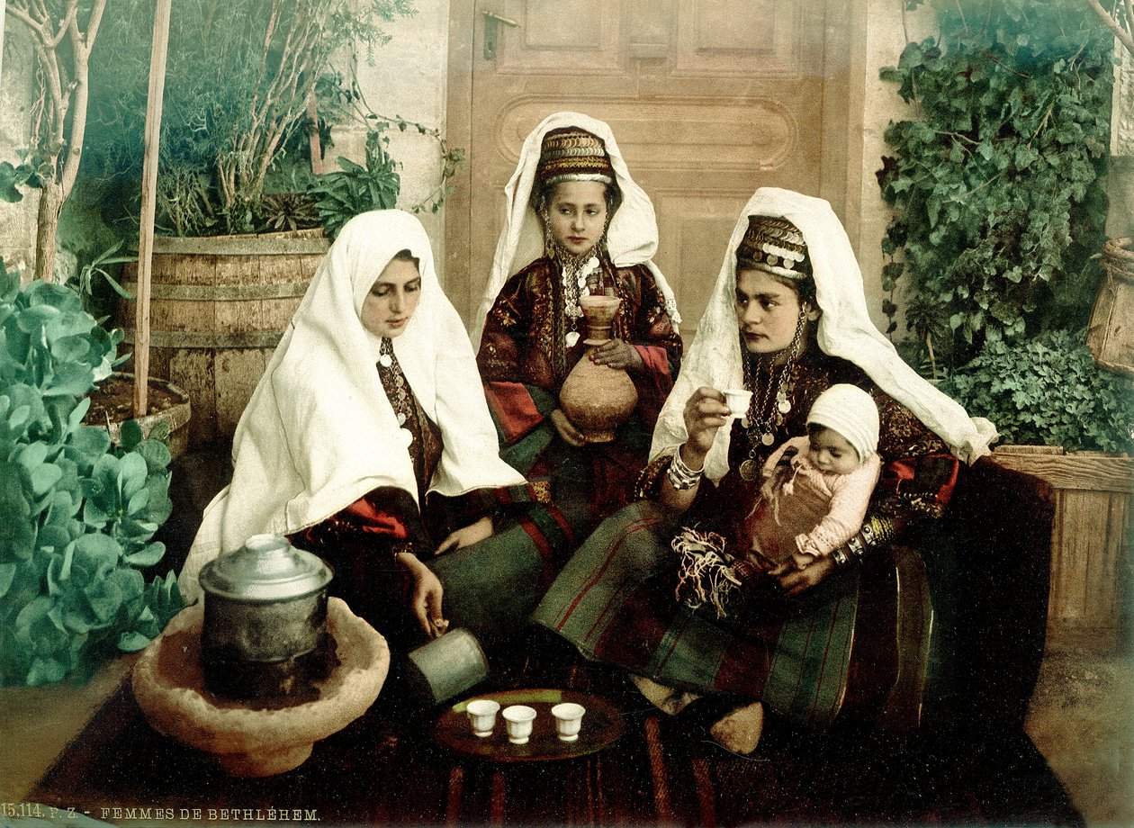 Betlehemi arab nők csoportja, akik kávét isznak, 1880-1900 körül (photochrom) alkotó: Swiss Photographer