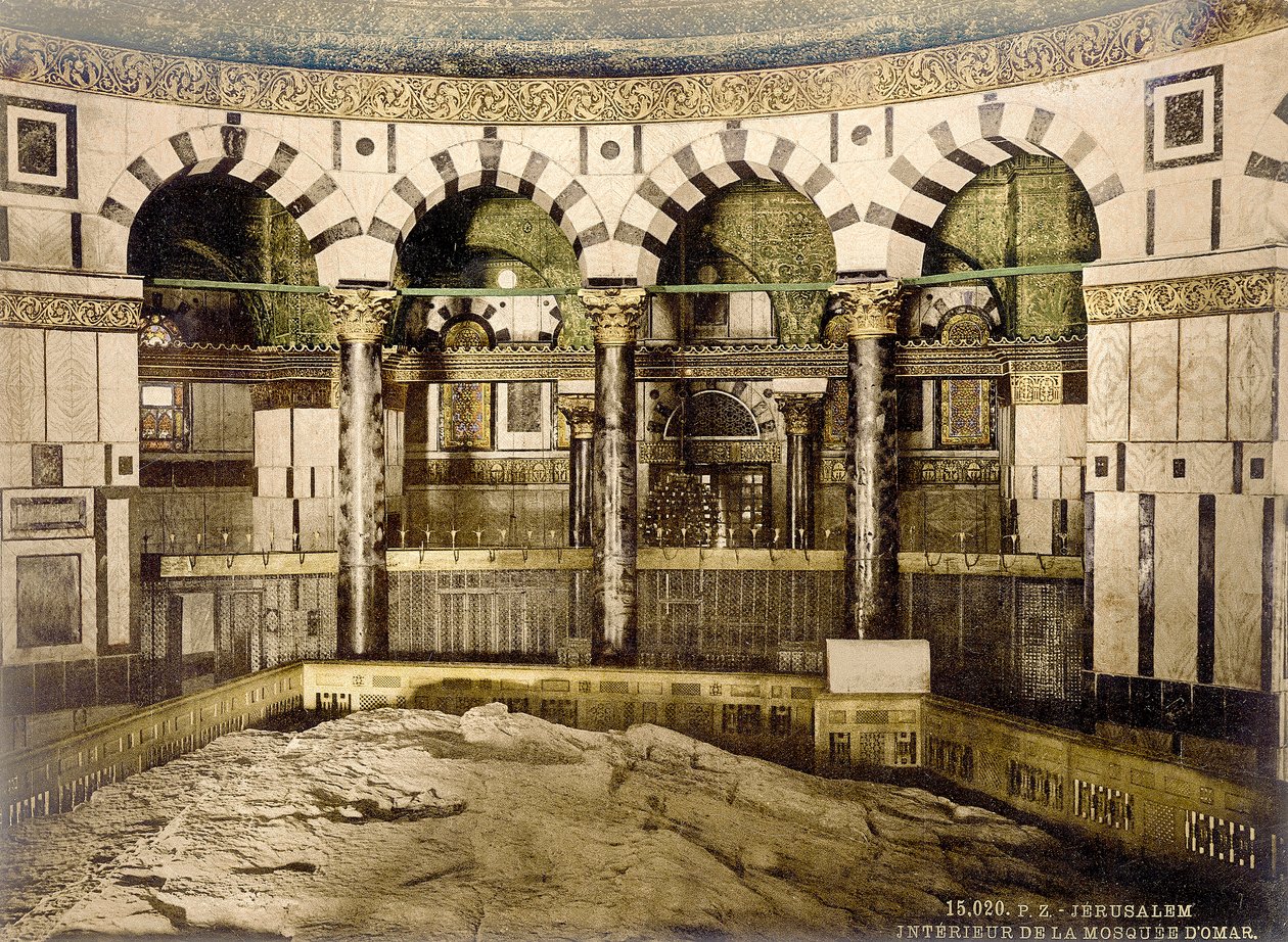 A jeruzsálemi sziklakupola belseje, kilátással a sziklára, 1880-1900 körül (photochrom) alkotó: Swiss Photographer