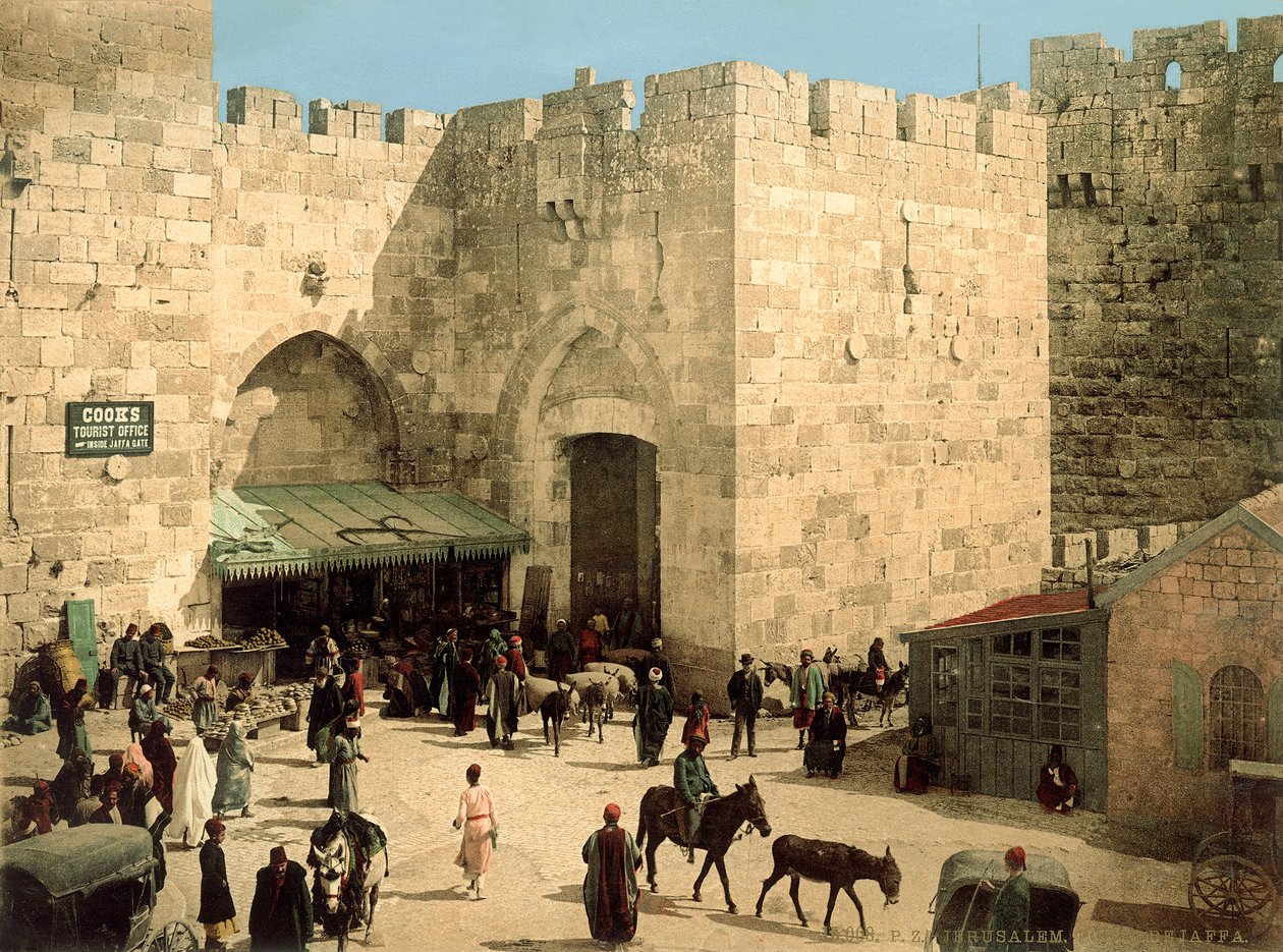 Jaffa-kapu, a falakon kívülről, szamarak és emberek a kapu előtt, 1880-1900 körül (photochrom) alkotó: Swiss Photographer