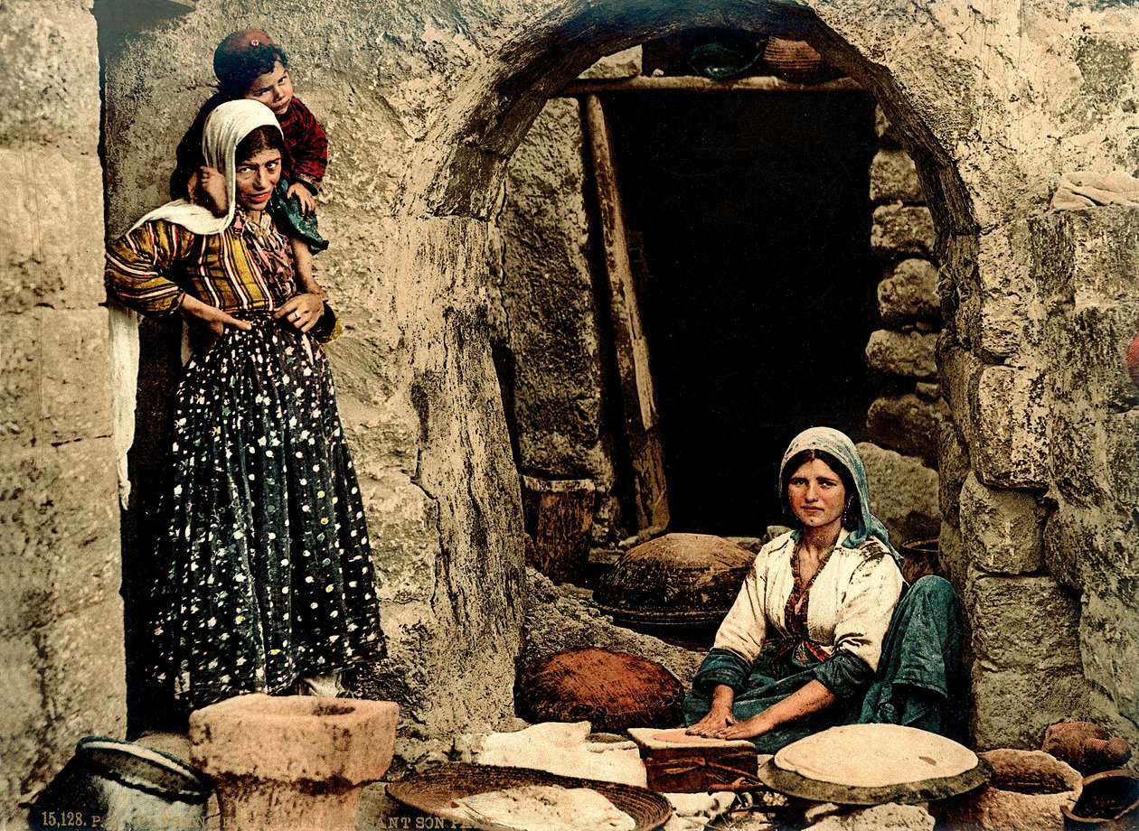 Libanoni nők kenyeret sütnek a házuk előtt, 1880-1900 körül (photochrom) alkotó: Swiss Photographer