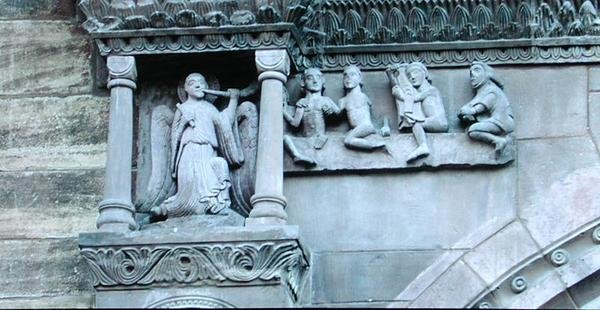 A sírjukat elhagyó halottak angyalként trombitát fújnak, részlet a St. Gallus kapualjból az északi verandán (kő) (181706-os részlet) alkotó: Swiss School