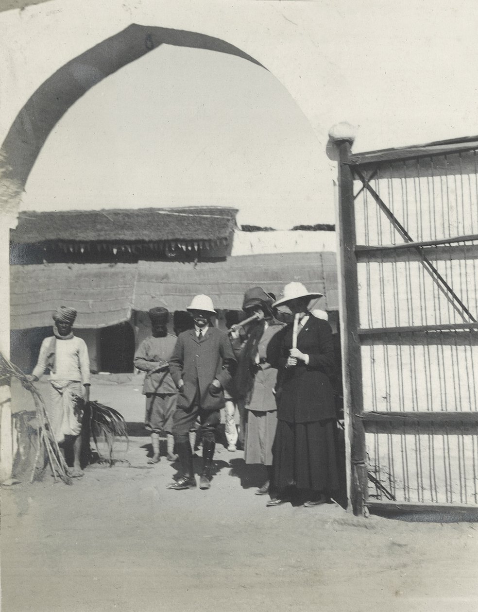 Gosling őrnagy, Judy Smith és Lilah Wingfield cukornádat szívtak egy rendőrőrsön Fatehpur Sikri közelében, 1912. január alkotó: Sylvia Brooke