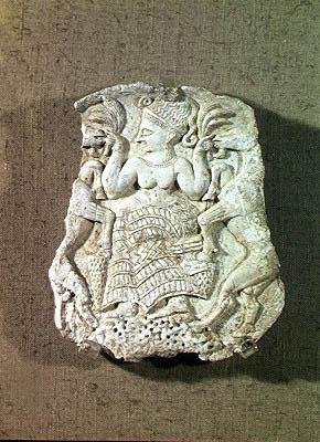Egy pixis fedele, amely az állatok úrnőjét ábrázolja, amint két vadkecskét etet, 1200-1150 körül alkotó: Syrian Syrian