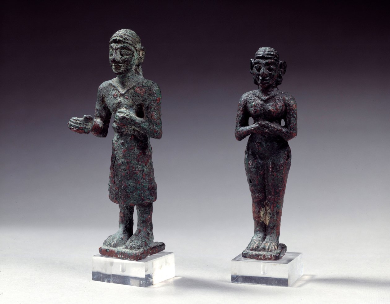 Bronz szobrok hódolókról és istennőről, Szíriából Kr.e. 2300-2000 között. Párizs, Louvre Múzeum alkotó: Syrian Syrian