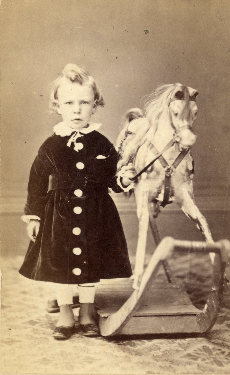 Fiatal lány hintaló mellett áll, 1870-es évek (albumnyomat) alkotó: T. Duryea