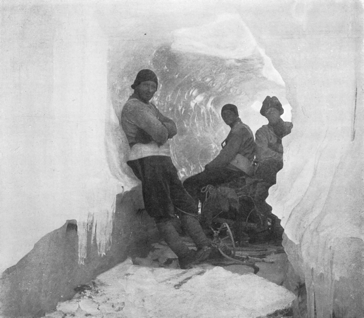 Az első nyugati parti egy természetes jégalagútban, c1911, 1913 alkotó: T. Griffith Taylor
