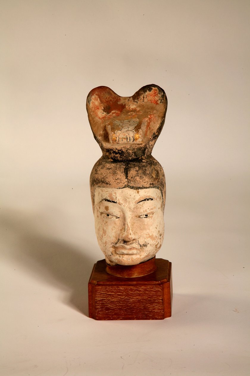 Civil tisztviselő feje egy európai faállványon, egy észak-kínai sírból, 618-705 (vörös cserép) alkotó: Tang Dynasty Chinese School