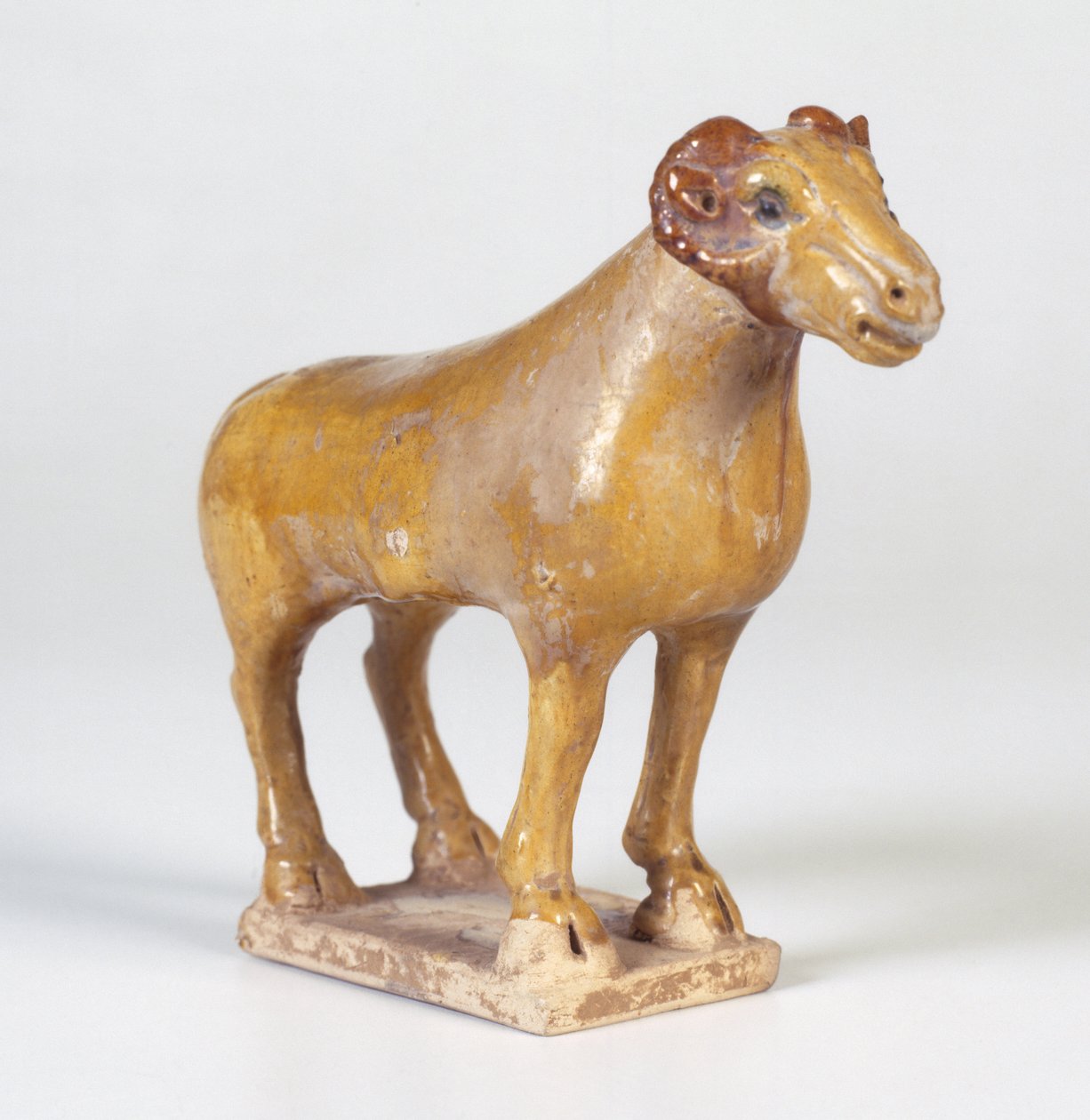 Sírfigura, Ram, Tang-dinasztia, i.sz. 618-907 (kőedény ólommal folyósított sárga mázzal) alkotó: Tang Dynasty Chinese School
