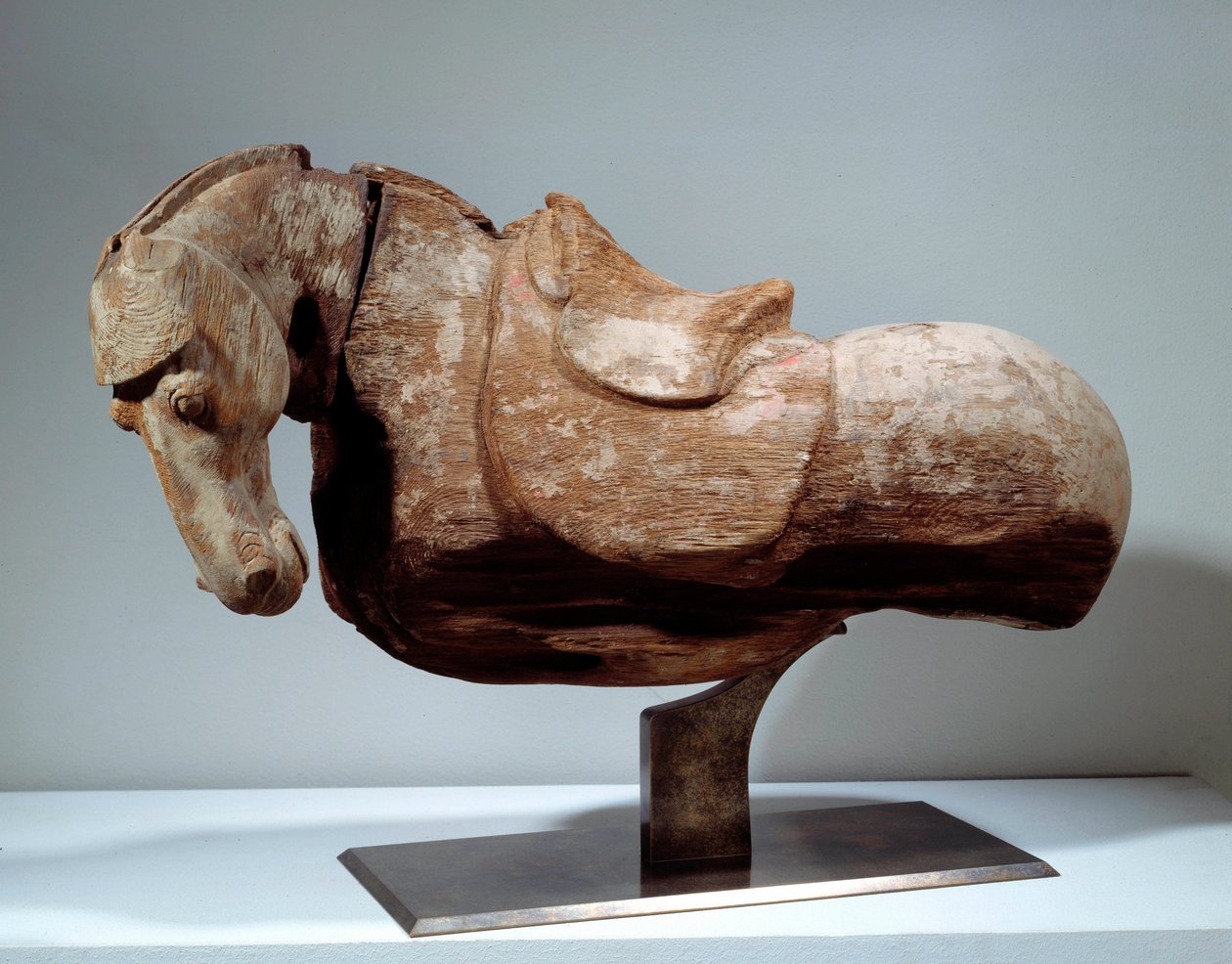 Kínai művészet: Wood Horse. Szobrászat a Tang-korszakból (618-907). Párizs, Musee Cernuschi. alkotó: Tang Dynasty Chinese School
