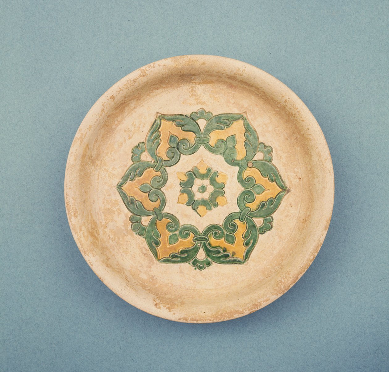 Kínai kínálótál, bekarcolt vonalakkal, hogy megakadályozzák a színek kifutását, Tang-dinasztia, 618-906 (cserép) alkotó: Tang Dynasty Chinese School