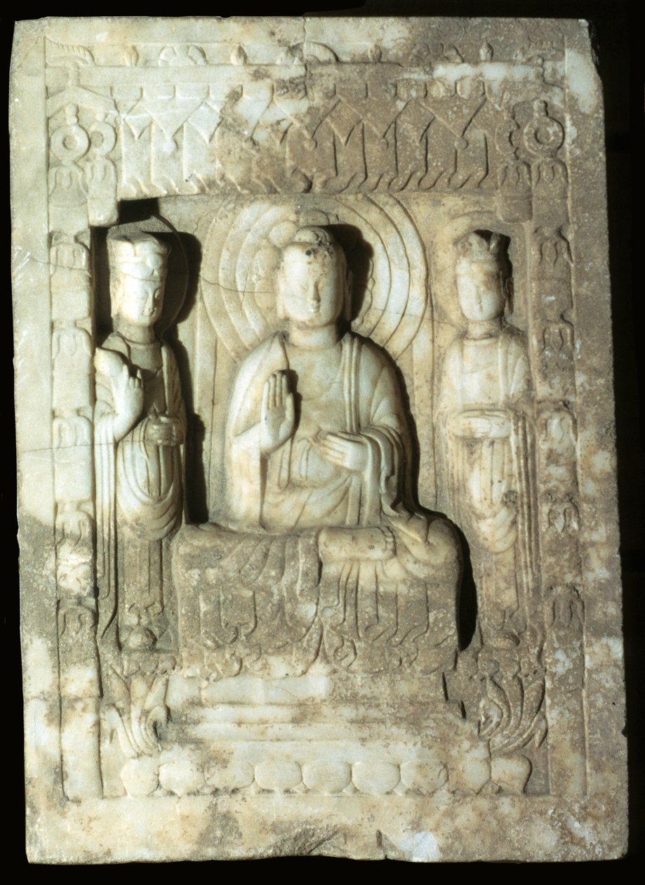 A Buddhát jelképező sztélé két kísérőjével körülvéve, 618-907 (mészkő) alkotó: Tang Dynasty Chinese School