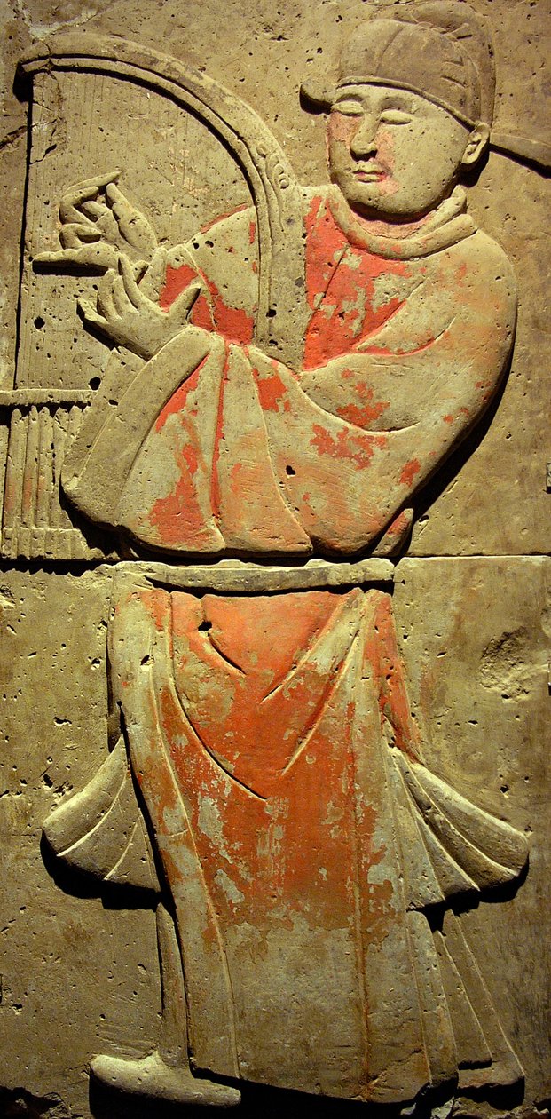 Terrakotta sztélét a Tang-dinasztia zenészével (618-907) fedeztek fel Shaanxi tartományban, a Steles Erdei Múzeumban Xianban. Fényképészet, Leonard de Selva, Kína, 2006. alkotó: Tang Dynasty Chinese School