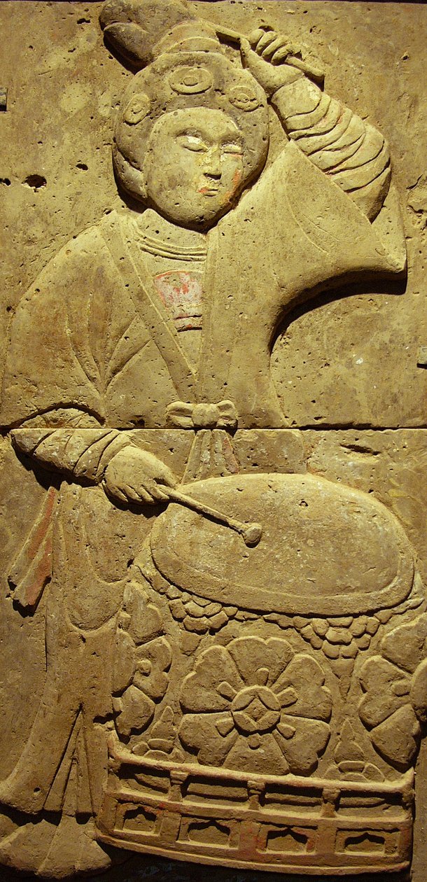 Terrakotta sztélét a Tang-dinasztia (618-907) zenészével fedeztek fel Shaanxi tartományban, a Steles Erdészeti Múzeumban Xianban. Fényképészet, Leonard de Selva, Kína, 2006. alkotó: Tang Dynasty Chinese School