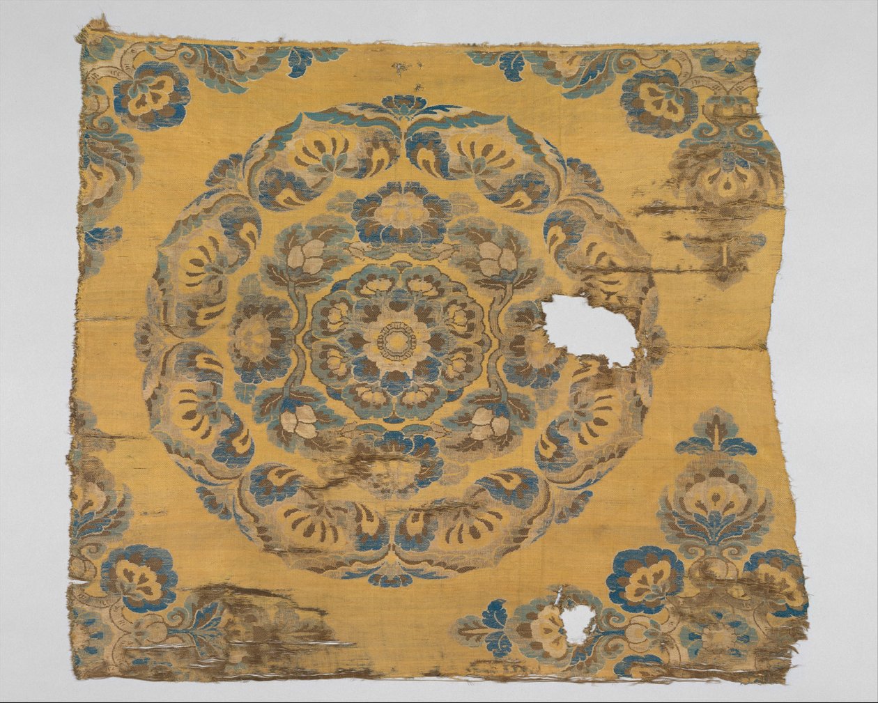 Textil virágos éremmel, 800 körül alkotó: Tang Dynasty Chinese School