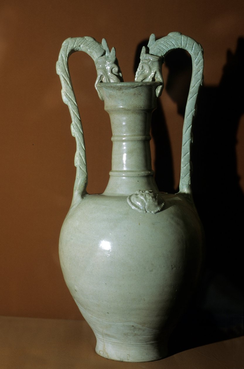 Váza fehér mázzal, dupla sárkányfülekkel, hasán domborműves virágokkal díszítve, 618-907 alkotó: Tang Dynasty Chinese School