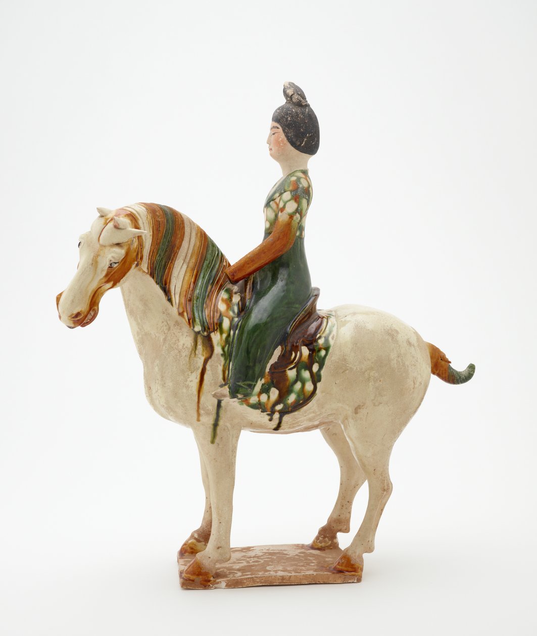 Nő lóháton, Tang-dinasztia, 700-750 körül (kőedény ólom-szilikát mázzal és festett részletekkel) alkotó: Tang Dynasty Chinese School