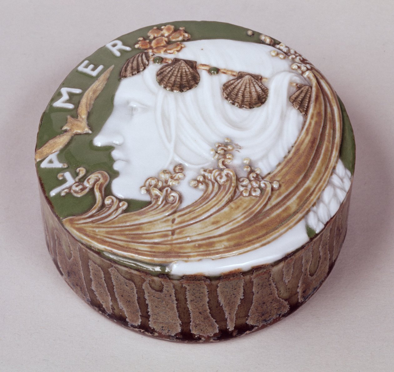 Sevres papírnehezék, bekarcolt és alkalmazott domborművel, 1900 (kerámia) alkotó: Taxile Maximin Doat