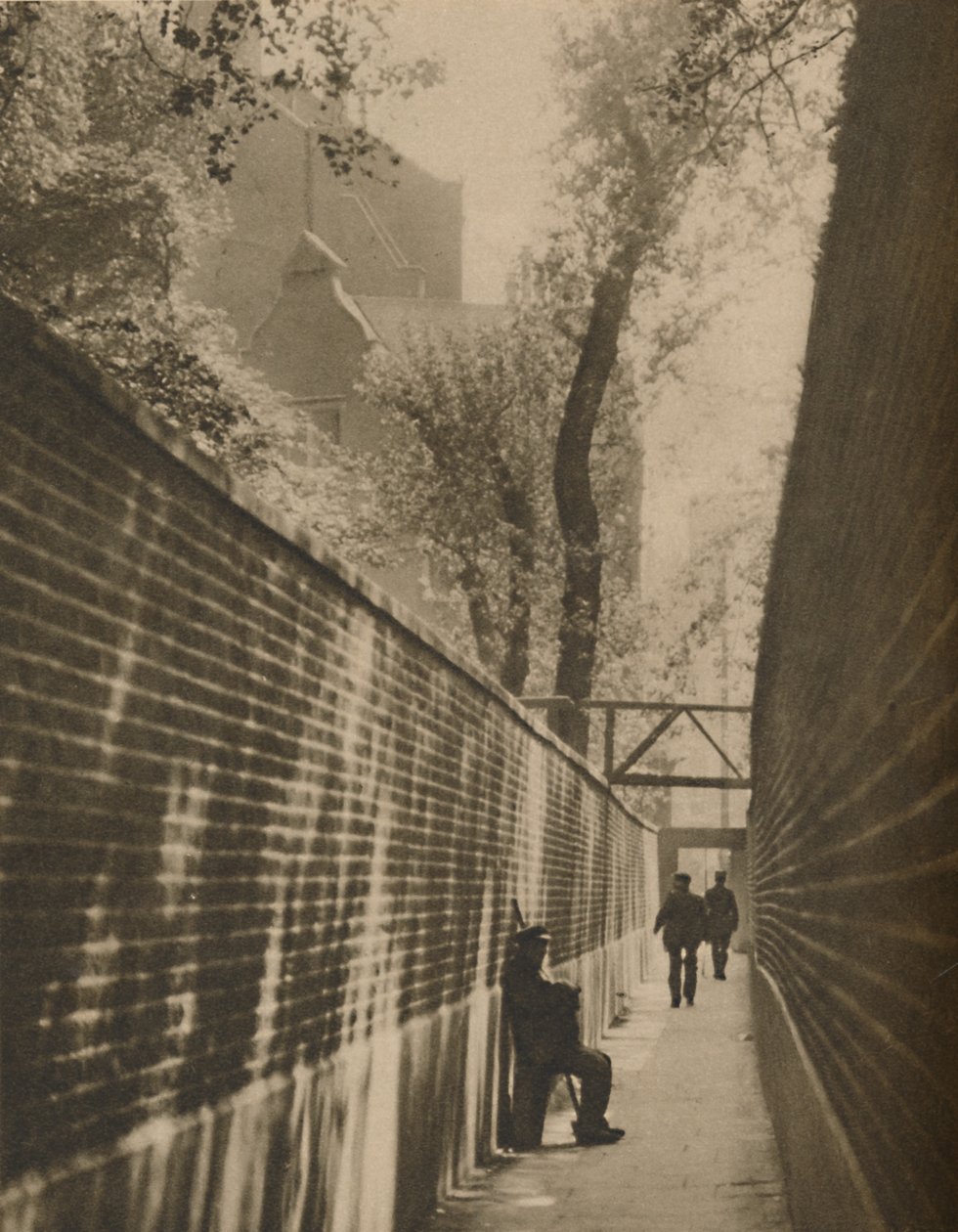 A Lansdowne Passage-ben, ahol egy autópályás egyszer vágtatta életét, 1935. alkotó: Taylor
