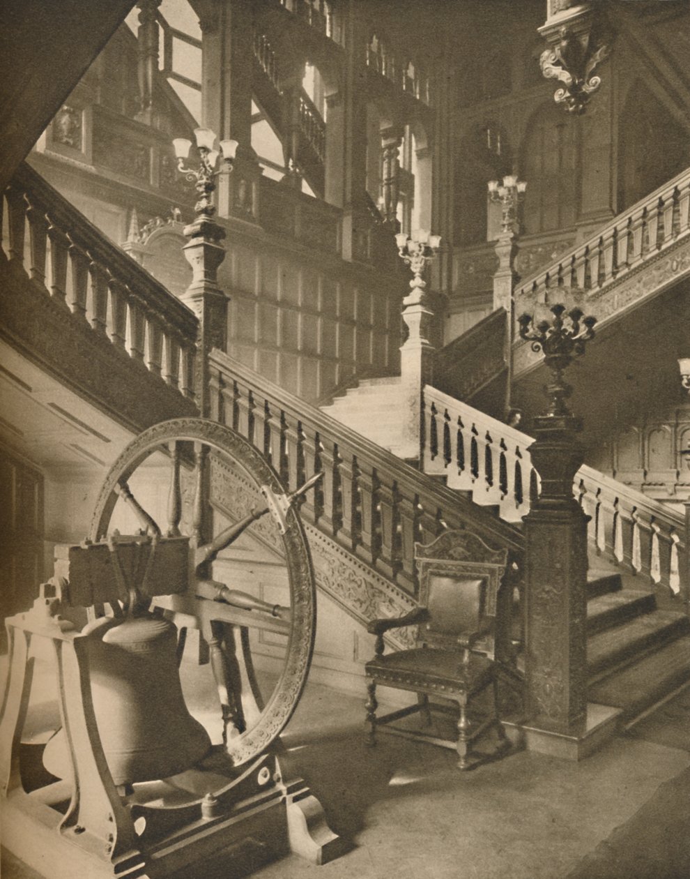 A Grocers Hall csodálatos lépcsőháza és a Martin nevű flamand harang, c1935. alkotó: Taylor