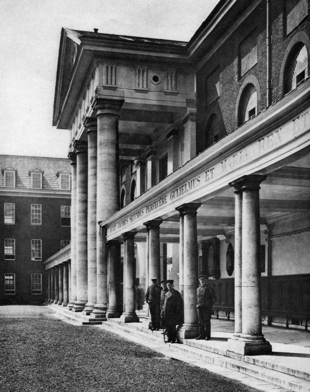 Nyugdíjasok a Chelsea Royal Hospital nagy négyszögében, London, 1926-1927. alkotó: Taylor
