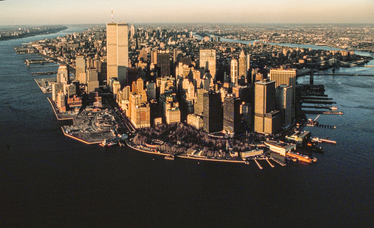Légifelvétel Lower Manhattan vízpartjáról a New York-i kikötőből, beleértve a World Trade Cen... alkotó: Ted Spiegel