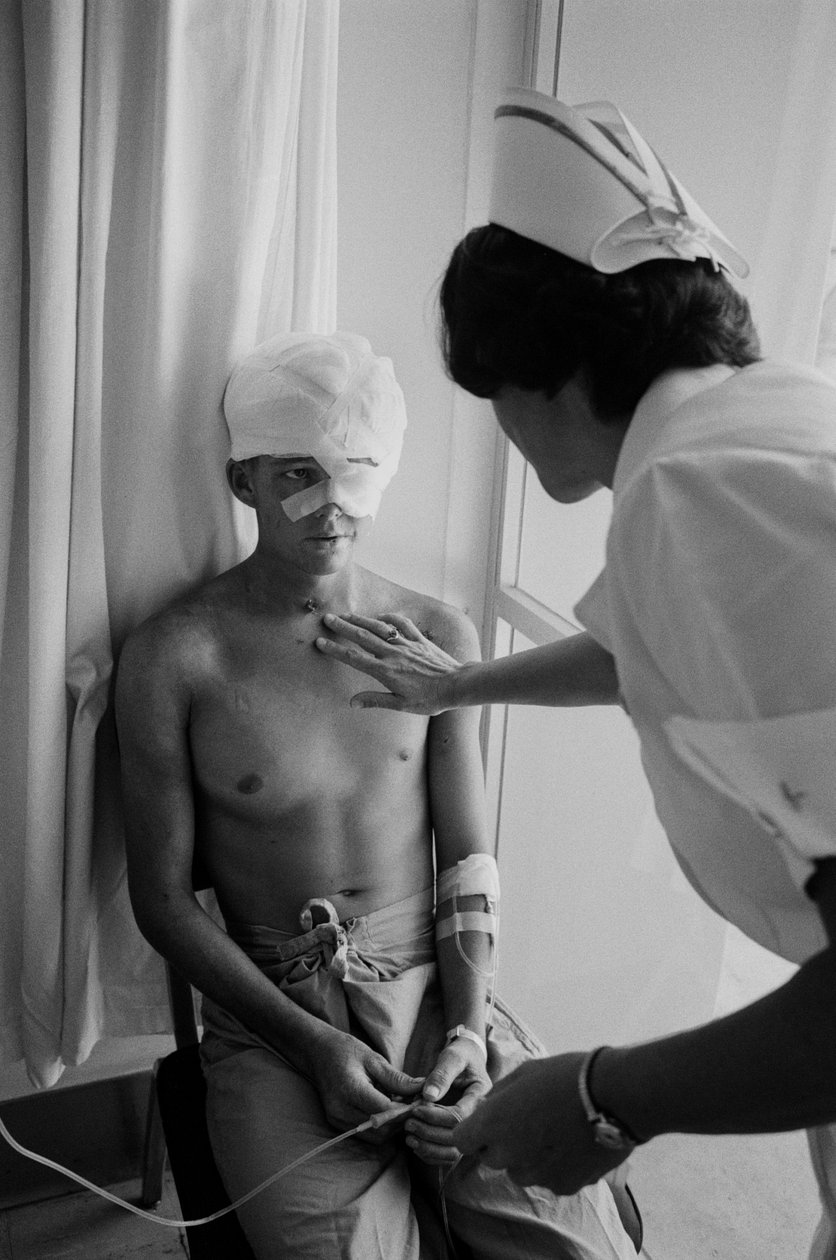 A vietnami háborúban megsebesült amerikai katonákat légi úton szállítják a Clark A... alkotó: Ted Spiegel