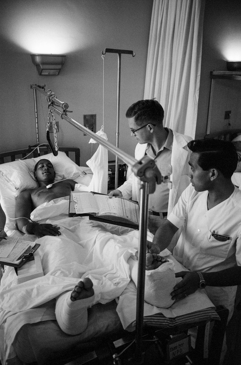 A vietnami háborúban megsebesült amerikai katonákat légi úton szállítják a Clark A... alkotó: Ted Spiegel