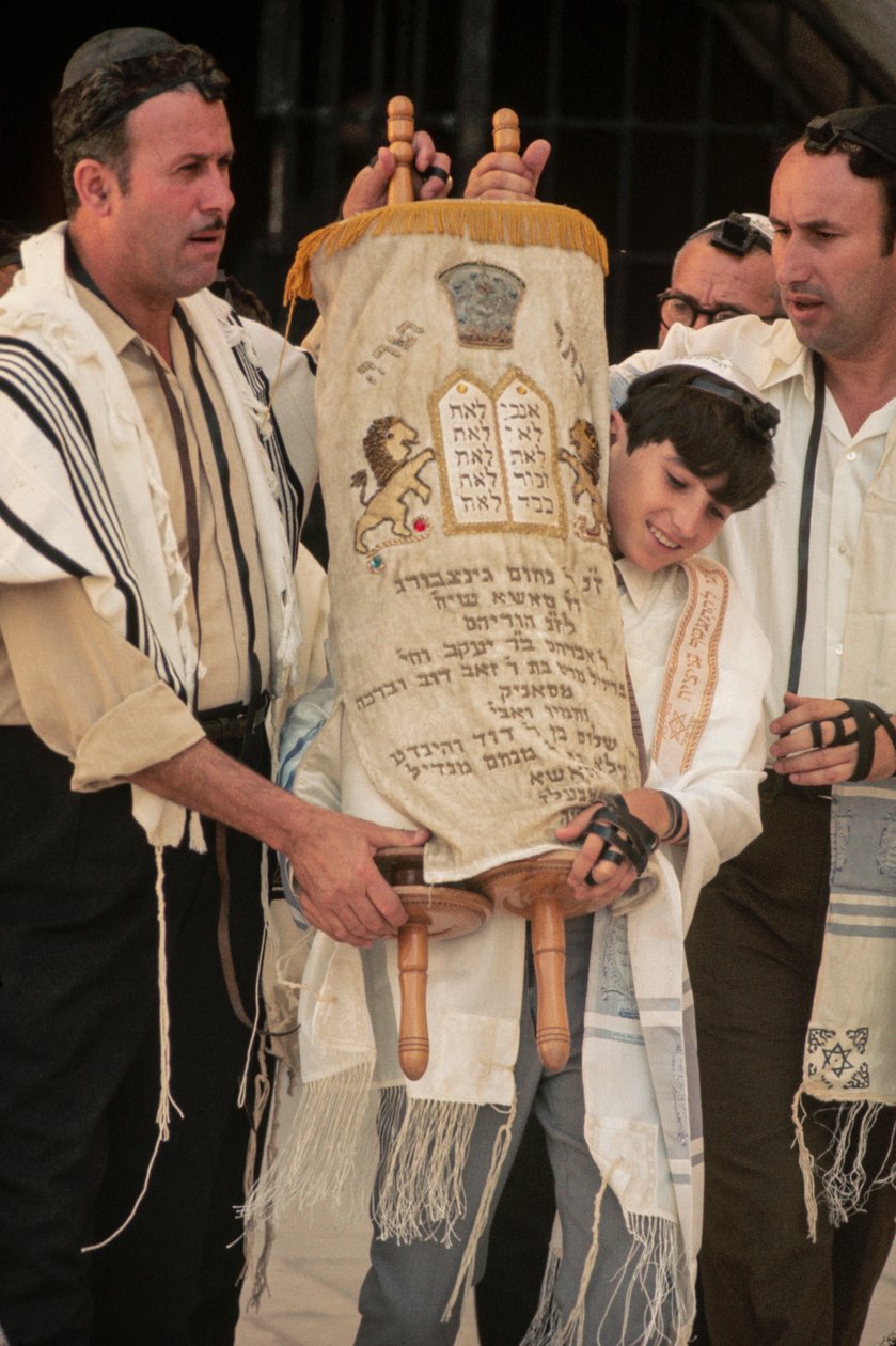Bar Mitvah fiú viszi Toraj a Bar mitvah-nál alkotó: Ted Spiegel
