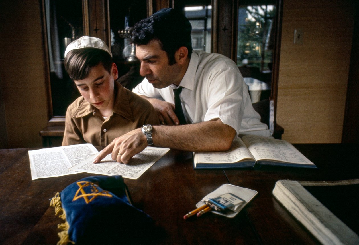 Fiú tanulmányok a Bar Mitzvah-ra alkotó: Ted Spiegel