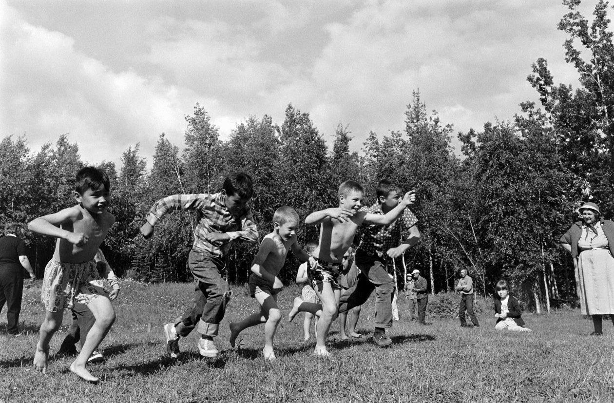 Fiúk futóversenyen piknikeznek a Matanuska folyó mellett Palmerben, Alaszkában alkotó: Ted Spiegel