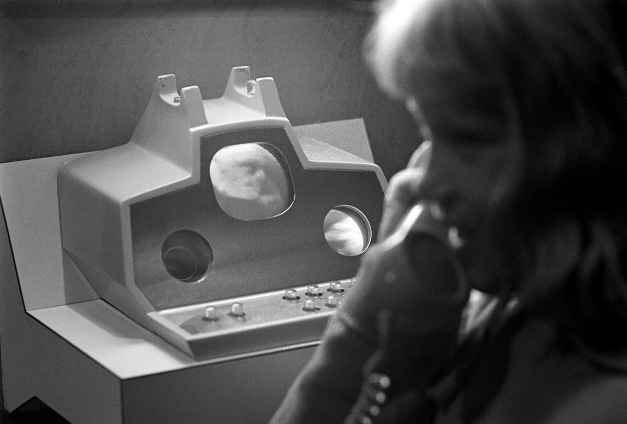 A futurisztikus Picturephone kommunikációs technológia bemutatója a Seattle-i Világkiállításon alkotó: Ted Spiegel