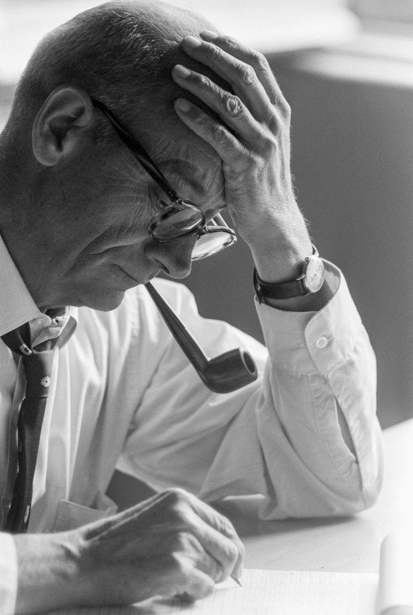 Dr. Benjamín Viel, chilei orvos tanulmányoz egy dokumentumot. és pipázik. alkotó: Ted Spiegel