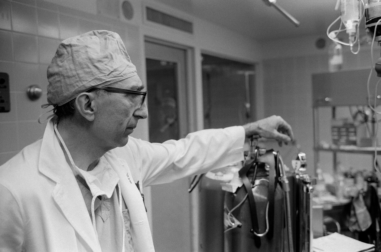 Dr. Michael DeBakey, a Texas Medical Center kardiovaszkuláris sebésze. alkotó: Ted Spiegel