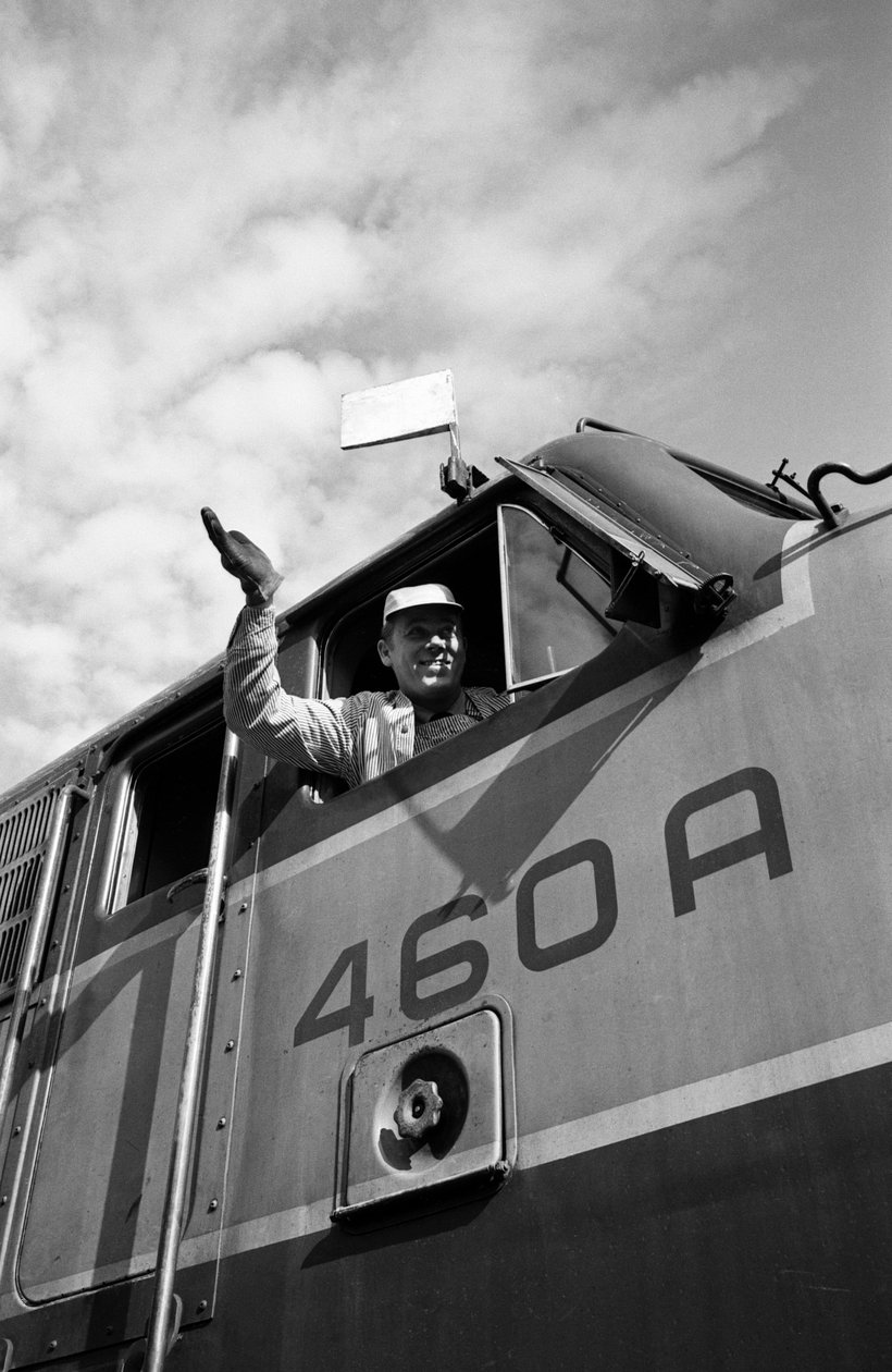 A Great Northern Railroad mozdonyvezetője integet az EMD E7 mozdony vezetőfülkéjéből alkotó: Ted Spiegel