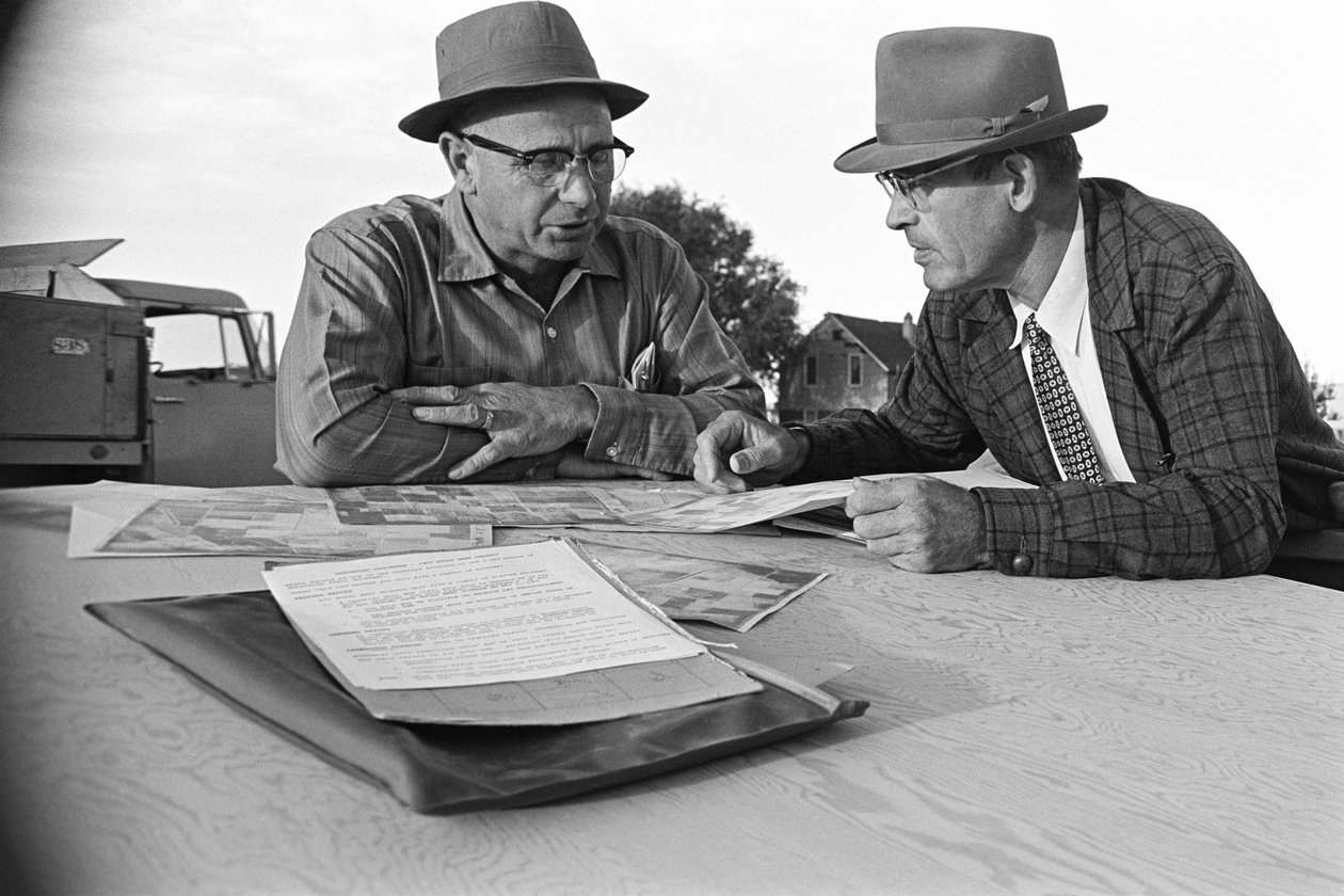 A családi gazdálkodó Ed Ker az A.M. Ker Ranch-on egy mezőgazdasági gazdálkodó, aki alfal... alkotó: Ted Spiegel