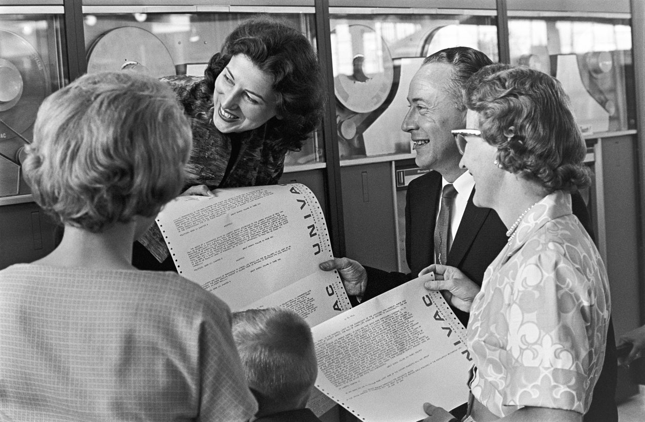 A denveri Vic Pakka család egy UNIVAC számítógép kinyomtatott példányait tartva látogat el a... alkotó: Ted Spiegel
