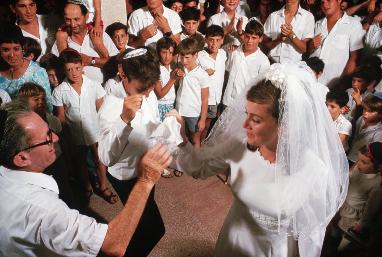 Kibbutznik táncolnak a menyasszony és a vőlegény körül alkotó: Ted Spiegel