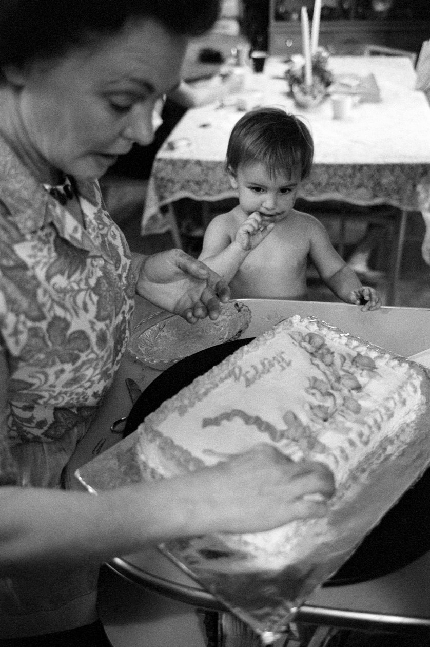 Mildred Cooper, egy teherautó sofőr, feldíszíti az egyik unokája születésnapi tortáját. alkotó: Ted Spiegel