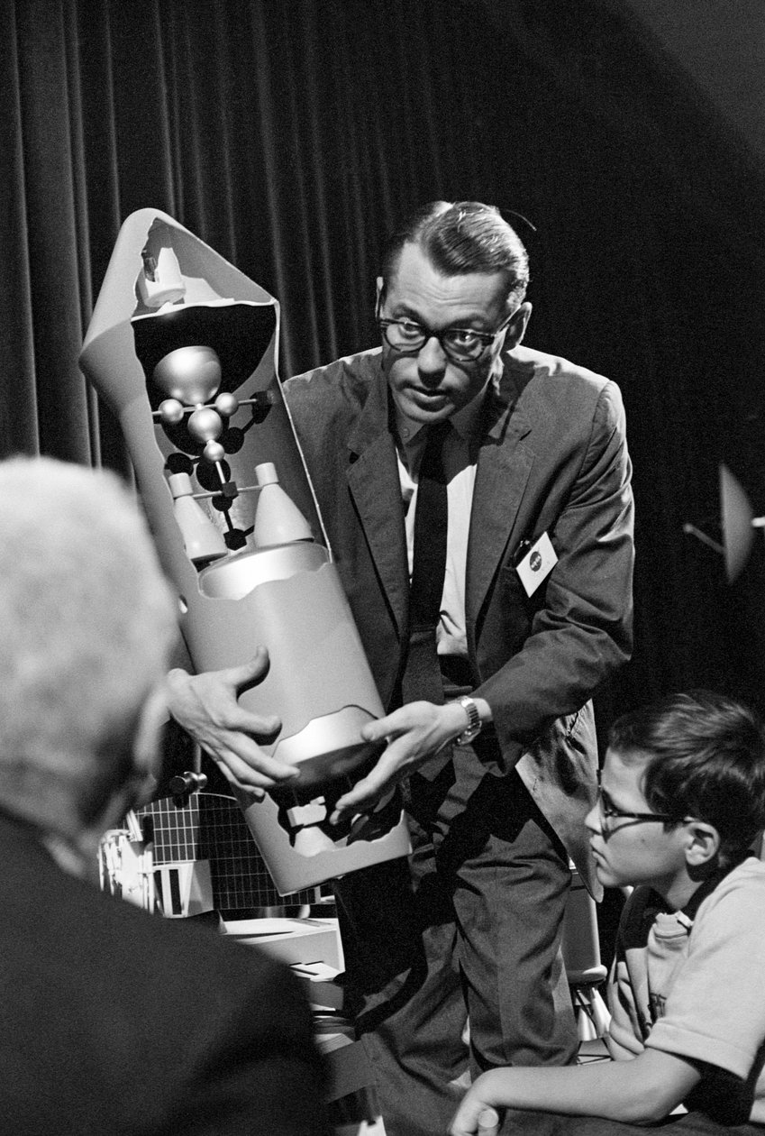 A NASA mérnöke magyarázza és bemutatja egy rakéta belső mechanizmusát a seattle-i világkiállításon alkotó: Ted Spiegel