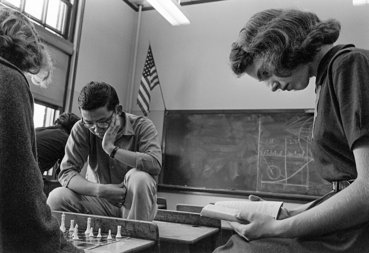 Diákok sakkoznak és olvasnak az ames A. Garfield High Schoolban, egy városi középiskolában.... alkotó: Ted Spiegel