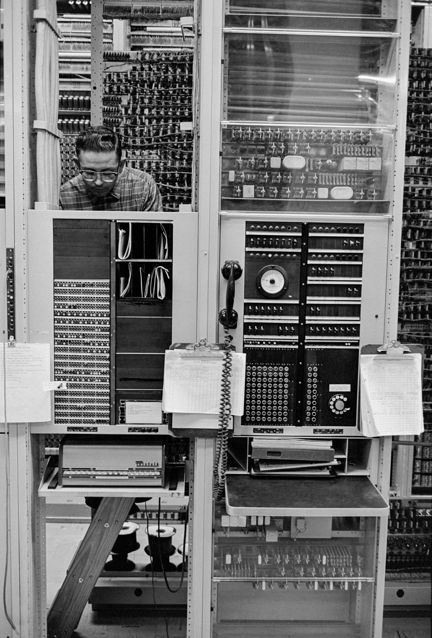 Telefonkészülékek karbantartása a PacTel aka Pacific Telephone Bellinghamben, ... alkotó: Ted Spiegel